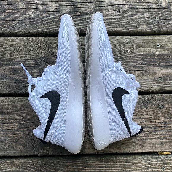 Running Shoes: White Nike Roshes Women's Sneakers - Picture 8 of 11